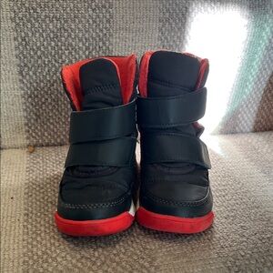 SOREL kids snow boots size 9